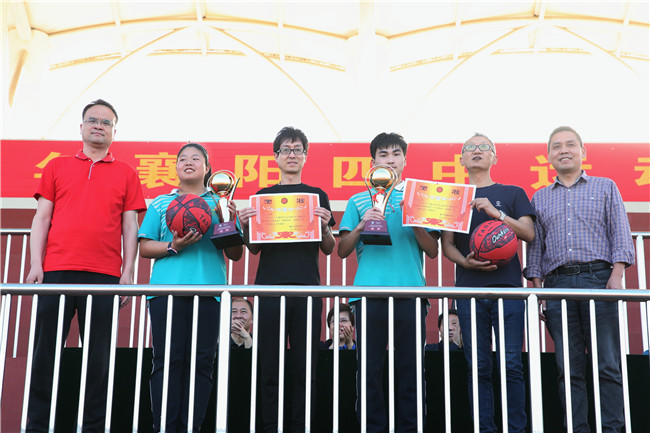 馬拉松團體第一名：6班、14班.jpg