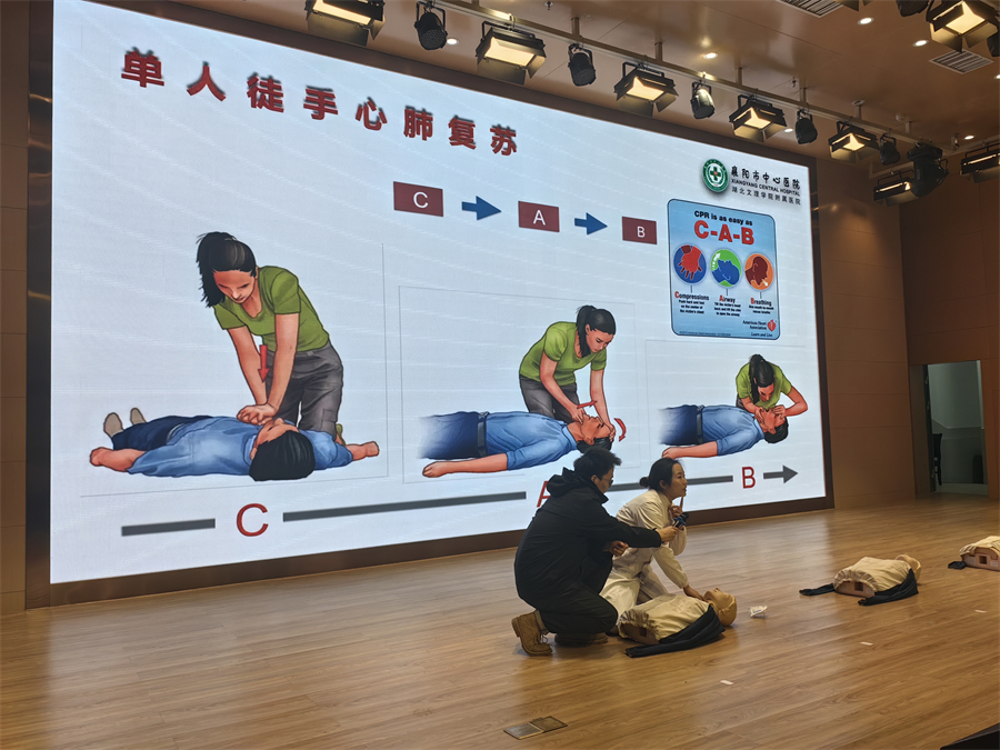 10-急救演示心肺復蘇.jpg